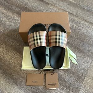 Burberry Furley Plaid Beige Women slide size 35, US size 5-6.